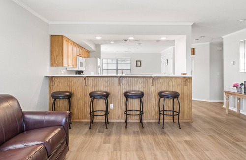 Branson Condo | 2 Bedroom, 2 Bathroom Walk-in Condo with Golf Course View from All-Season Sunroom