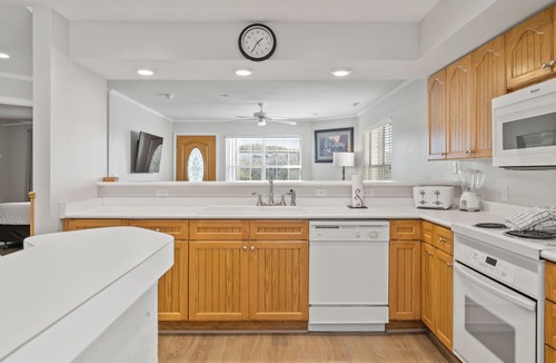 Branson Condo | 2 Bedroom, 2 Bathroom Walk-in Condo with Golf Course View from All-Season Sunroom