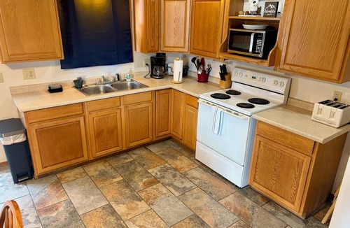 Branson Cabin | 2 bedroom 2ba cabin 60’ to Lake Taneycomo, 20min to Branson 36’ deck 3 smart TVs