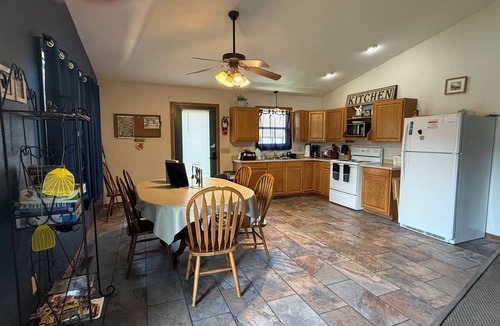 Branson Cabin | 2 bedroom 2ba cabin 60’ to Lake Taneycomo, 20min to Branson 36’ deck 3 smart TVs