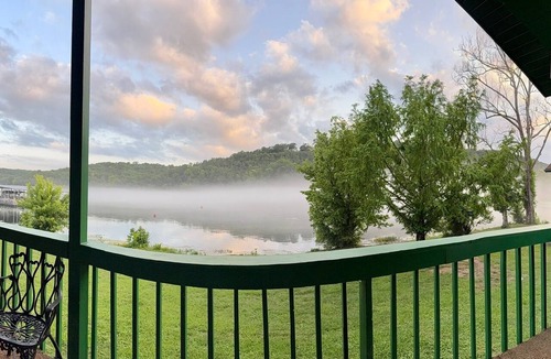 Branson Cabin | 2 bedroom 2ba cabin 60’ to Lake Taneycomo, 20min to Branson 36’ deck 3 smart TVs