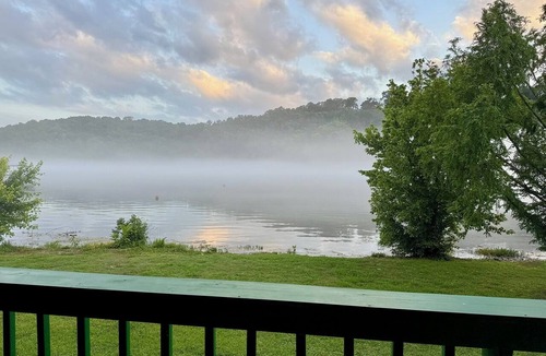 Branson Cabin | 2 bedroom 2ba cabin 60’ to Lake Taneycomo, 20min to Branson 36’ deck 3 smart TVs