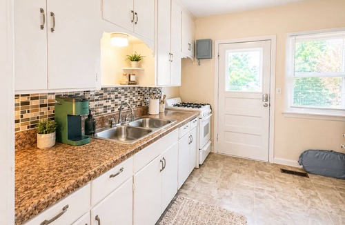 Springfield House | 2-bedroom home Travel Nurse Friendly 30+ Day Stay Fully Furnished Pet Friendly