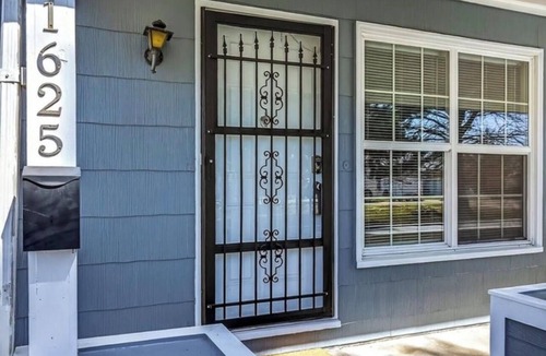 Springfield House | 2-bedroom home Travel Nurse Friendly 30+ Day Stay Fully Furnished Pet Friendly