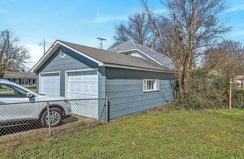 Springfield House | 2-bedroom home Travel Nurse Friendly 30+ Day Stay Fully Furnished Pet Friendly