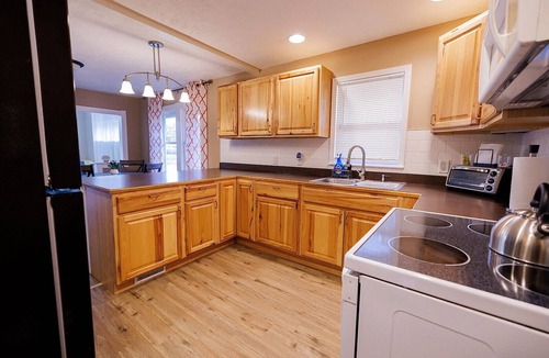 Council Bluffs House | 2-bedroom Nice & Comfy House in the City
