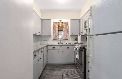 Independence House | 2 Bedroom Townhome King Beds Parking