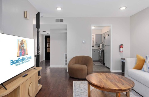 Independence House | 2 Bedroom Townhome King Beds Parking