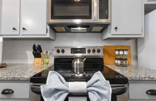 Independence House | 2 Bedroom Townhome King Beds Parking