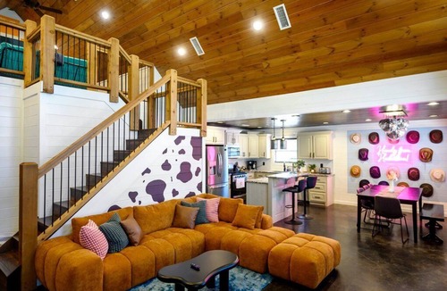 Hochatown Cabin | 2-Cabin Retreat| Pool Table | Hot Tubs | Mini Golf