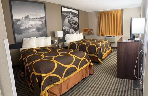 Lexington Hotel | 2 Charming Rooms Near Restaurants & Local Attractions | Free Breakfast & Parking