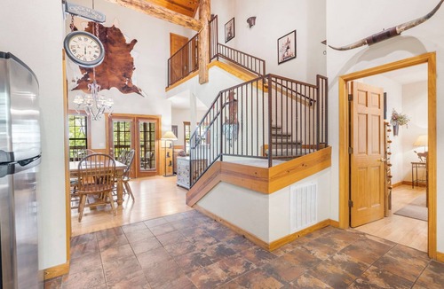 Branson Theater District Cabin | 2 connecting Cabins Sleep 12- Close to Shows & Shopping! Golf & Ticket Discounts!