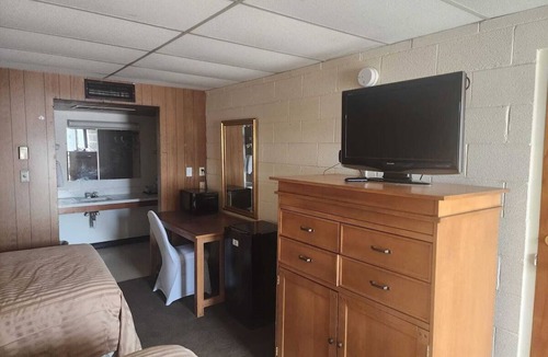 Quinter Hotel | 2 Family-Friendly Rooms – Great for Adventures in Quinter - Near Airport
