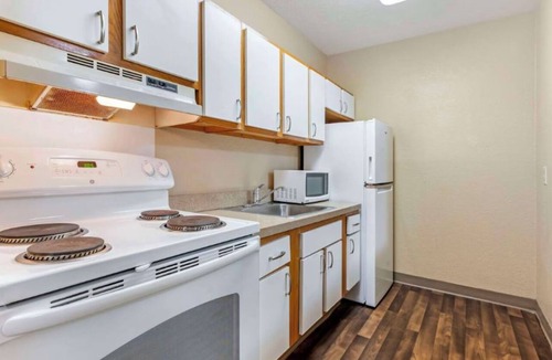 Jeffersontown Hotel | 2 Family-Ready Rooms Near Hurstbourne Country Club – 4.6 miles | Pets allowed