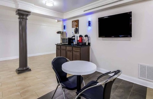 North Little Rock Apartment | 2 Full Beds|Smoking|Micfridge