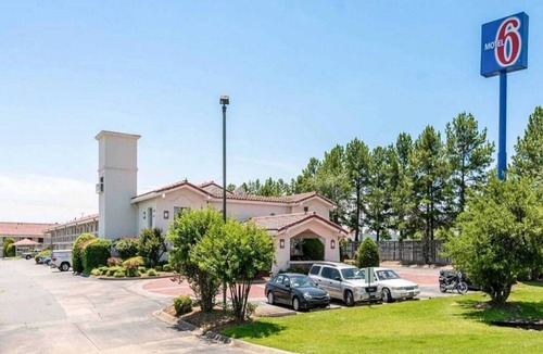North Little Rock Apartment | 2 Full Beds|Smoking|Micfridge