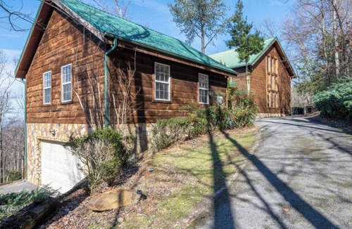 Smoky Mountains Cabin | 2-in-1 Estate w/VIEWS! Theater + Firepit + GAMES!