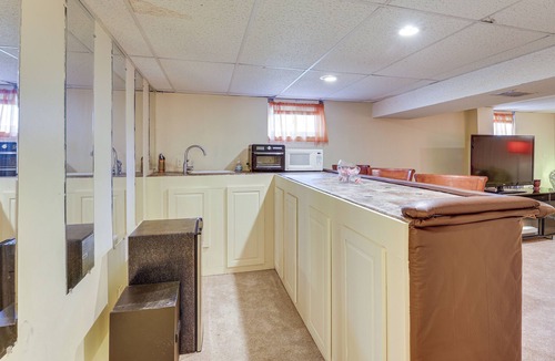South Kansas City Apartment | 2 Mi to Kansas City Stadium: Cozy Couple’s Studio!