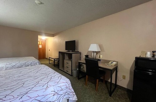 Marysville Hotel | 2 Queen Beds + Free Continental Breakfast — Steps from Historic Down & Museum