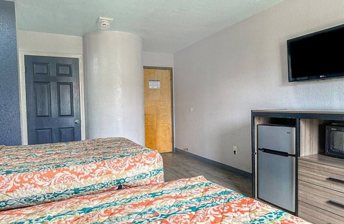 Jackson Hotel | 2 Queen Beds Non-Smoking