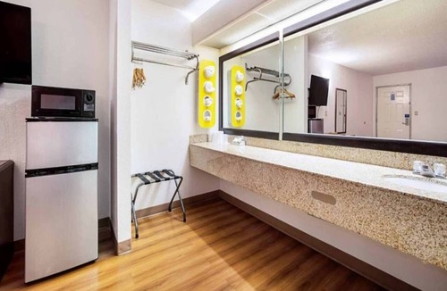 Covington Apartment | 2 Queen Beds Smoking Micfridge