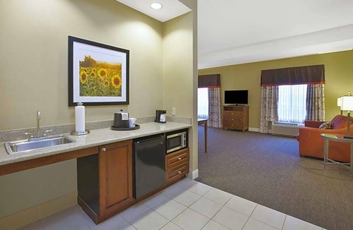 Greenwich Hotel | 2-Star Hotel ∙ Hampton Inn & Suites Wichita-Northeast