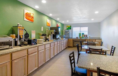 Russell Hotel | 2-Star Hotel ∙ Quality Inn