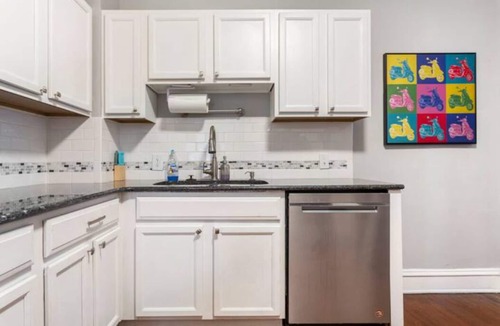 South Hyde Park House | 20% Off Spacious Historic Getaway: 5★ Location, Royal Beds, Game Room & BBQ