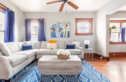 South Hyde Park House | 20% Off Spacious Historic Getaway: 5★ Location, Royal Beds, Game Room & BBQ