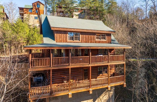Sevierville Cabin | 247 m² Cabin ∙ 4 bedrooms ∙ 13 guests