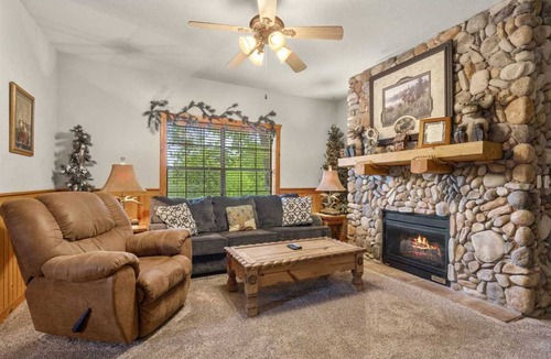 Branson Theater District Cabin | 260 m² Cabin ∙ 6 bedrooms ∙ 16 guests