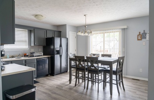 New Albany House | 2600 SF home 15 Minutes from Downtown Louisville in New Albany. Full basement.
