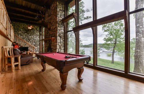 Kimberling City Cabin | 279 m² Cabin ∙ 3 bedrooms ∙ 12 guests