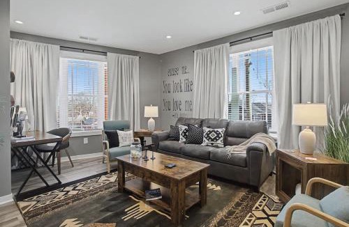 Hadley - Washington Apartment | 2BR Condo in Walkable Area & 5 mins to Broadway