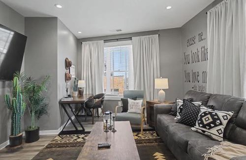 Hadley - Washington Apartment | 2BR Condo in Walkable Area & 5 mins to Broadway