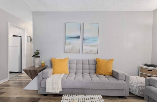 Olathe House | 2BR Home with King beds Dogs OK