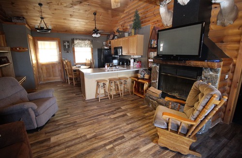 Notch Estates Cabin | 3 bed Log Cabin, w/2 Jacuzzi, 1 mi to SDC, 2 pools, nature trails, private lake