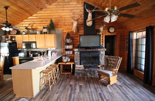 Notch Estates Cabin | 3 bed Log Cabin, w/2 Jacuzzi, 1 mi to SDC, 2 pools, nature trails, private lake
