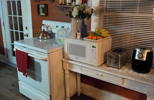 Downtown Des Moines House | 3-bedroom duplex yellow house downtown Des Moines with AC, WiFi