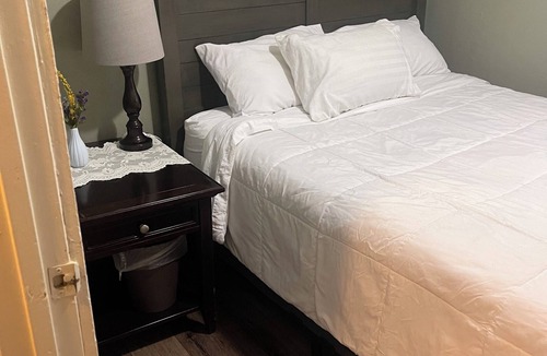 Downtown Des Moines House | 3-bedroom duplex yellow house downtown Des Moines with AC, WiFi