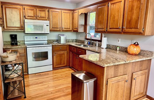 Scottsville House | 3 bedroom lake house with view, with boat slip to rent and game room