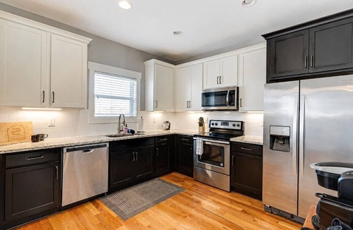 Radnor Apartment | 3 Bedrooms-HUGE yard for pets! 4.5 miles Broadway