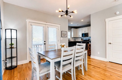 Radnor Apartment | 3 Bedrooms-HUGE yard for pets! 4.5 miles Broadway