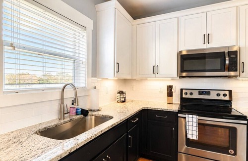 Radnor Apartment | 3 Bedrooms-HUGE yard for pets! 4.5 miles Broadway