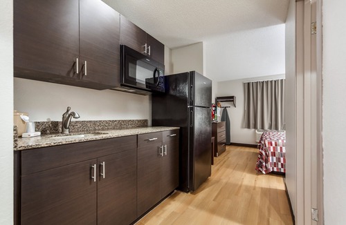 Council Bluffs Hotel | 3 Classic Units Fit for Families! FREE Parking, Pets Allowed, Near Old Market!
