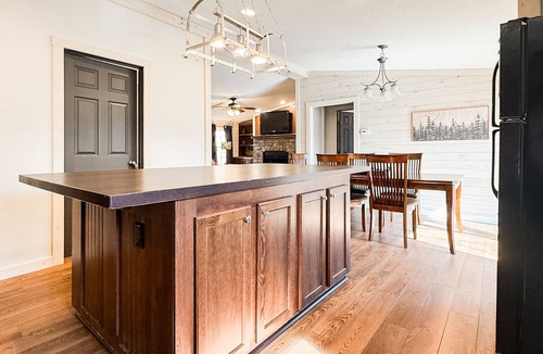 Cobden House | 3BR/4BA Cabin - Sleeps 8 - Large Deck, Fireplace, Hot Tub, & Shawnee Forest!