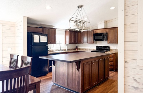 Cobden House | 3BR/4BA Cabin - Sleeps 8 - Large Deck, Fireplace, Hot Tub, & Shawnee Forest!