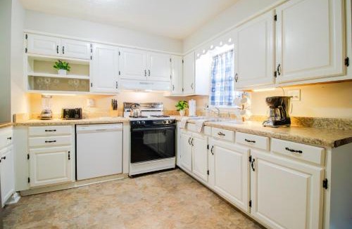 Mount Washington House | 3BR Home Near Louisville | King Suite Fenced Yard