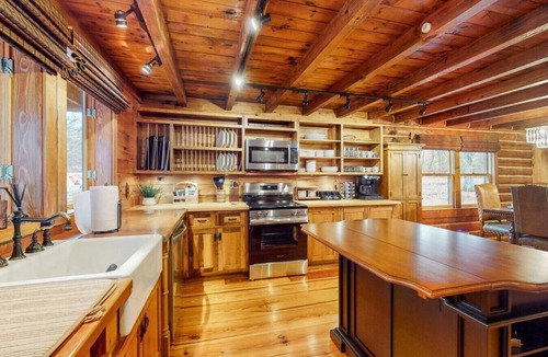Thompson's Station Cabin | 3BR Luxury Log Cabin Near Franklin | Hot Tub -2 AC