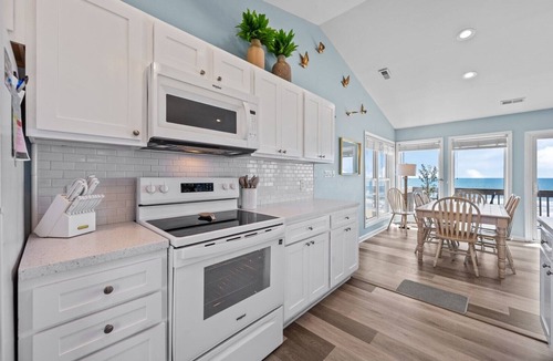 North Topsail Beach House | 3BR Oceanfront House on Topsail Island - Sleeps 8
